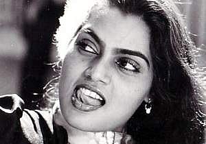 'நானும் பொம்பளைதானேயா, என்ன இருக்குன்னு அப்படி பார்க்குறீங்க?' - 'சில்க்' ஸ்மிதா