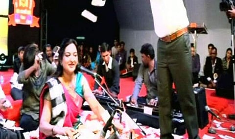 நிஜமாகவே பண மழையில் நனைந்த குஜராத்தி நாட்டுப்புற பாடகிகள்!