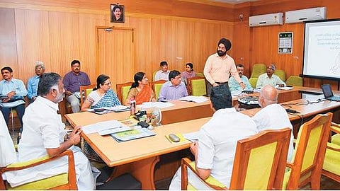நடப்பு கரும்பு பருவத்தில் கரும்புக்கான பரிந்துரை விலையை நிர்ணயம் செய்வதற்கு சென்னை தலைமைச் செயலகத்தில் முதல்வர் ஓ.பன்னீர்செல்வம் தலைமையில் செவ்வாய்க்கிழமை நடைபெற்ற ஆலோசனைக் கூட்டத்தில் பங்கேற்றோர்.