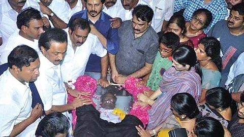 முன்னாள் அமைச்சர் கோ.சி. மணி உடலுக்கு அஞ்சலி செலுத்தும் திமுக பொருளாளர் மு.க. ஸ்டாலின் உள்ளிட்டோர்.