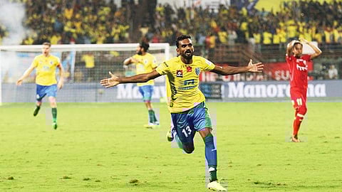 கோலடித்த மகிழ்ச்சியில் கேரள வீரர் வினீத்.
