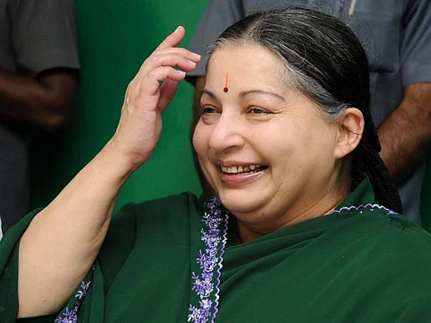 பச்சை நிற புடவை, வைரக் கம்மல்
