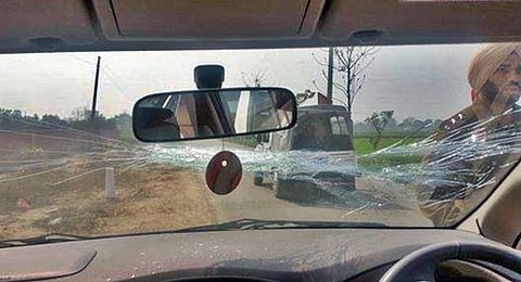 அரவிந்த் கெஜ்ரிவால் சென்ற கார் மீது மர்ம கும்பல் கற்களை வீசி தாக்குதல் 