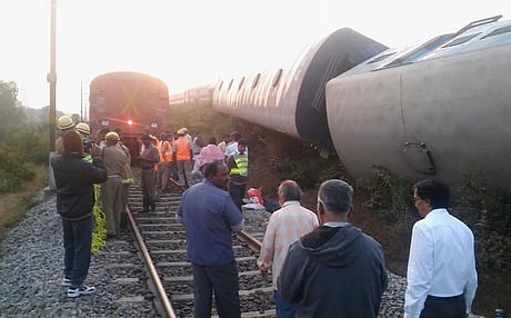 ரயில் தடம்புரண்ட சம்பவம்: நூலிழையில் உயிர் தப்பிய பயணிகள்