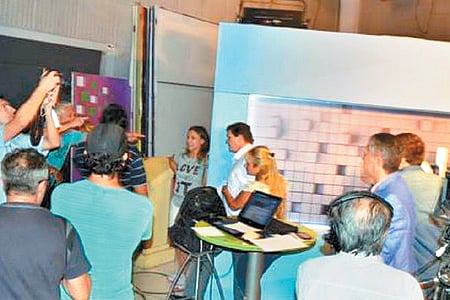 ஆர்ஜெண்டினாவில் மின் கட்டணம் 7 மடங்கு உயர்வு:தொலைக்காட்சி பேட்டியின்போது அமைச்சருக்கு அடி