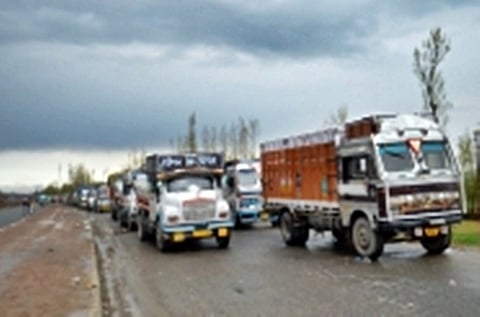 ஜம்மு-ஸ்ரீநகர் நெடுஞ்சாலையில் 4 நாட்களுக்கு பின் மீண்டும் வாகனங்கள் இயக்கம்