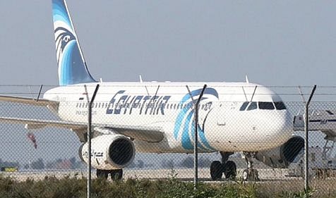 எகிப்து விமானத்தைக் கடத்தியவருடன் செல்ஃபி எடுத்த பிணைக்கைதி: வைரலாகும் புகைப்படம்