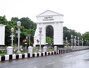 டிடிவி தினகரன் ஆதரவு எம்.எல்.ஏக்கள் புதுச்சேரி வருகை