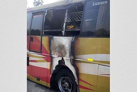 ஆம்பூர் அருகே சொகுசு பேருந்து தீப்பிடித்து விபத்து: 30 பயணிகள் உயிர் தப்பினர்