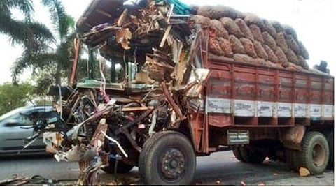 ஹைதராபாத் அருகே சாலை விபத்து: 4 பேர் பலி, 6 பேர் காயம்