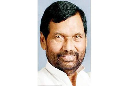 ராம்விலாஸ் பாஸ்வானுக்கு தில்லி மருத்துவமனையில் இருதய அறுவை சிகிச்சை