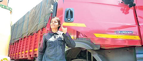 லாரி ஓட்டும் முதல் பெண்மணி: சட்டம் படித்து விட்டு லாரி ஓட்டப் போவதா!