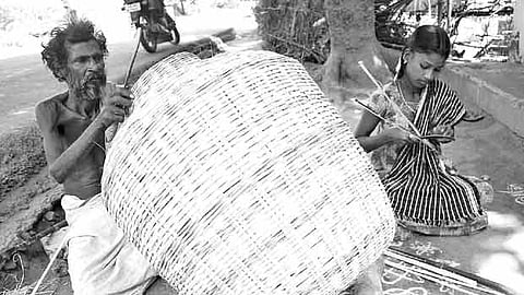 நலிவடைந்து வரும் கூடை முடையும் தொழில்