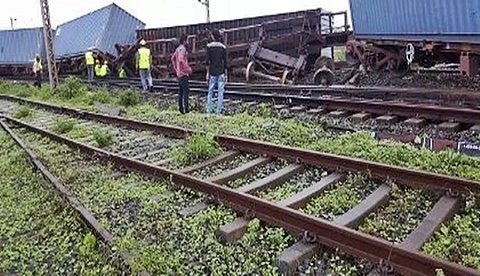 ஹங்கேரியில் ரயில் தடம் புரண்டு விபத்து