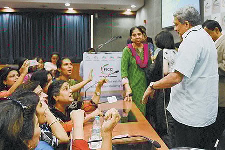 ராணுவத்தில் மகளிர் படைப்பிரிவு:மனோகர் பாரிக்கர் யோசனை