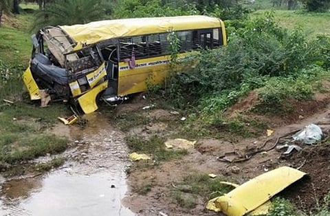 மத்தியப் பிரதேசத்தில் பேருந்து கவிழ்ந்து விபத்து: 2 பேர் பலி, 6 பேர் காயம் 