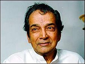 நம்பியாரின் காலில்  விழுந்த கன்னட சூப்பர் ஸ்டார்!