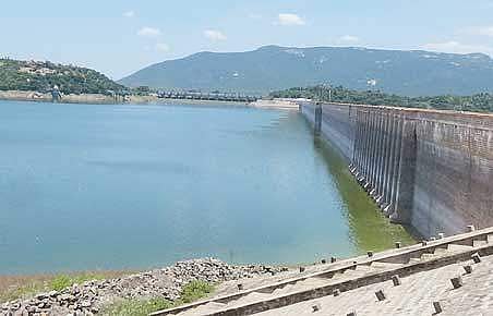 அணையின் நீர்மட்டம் வெள்ளிக்கிழமை காலை 76.74 அடியாக உள்ள நிலையில் மேட்டூர் அணையின் வலதுகரை பகுதி.
