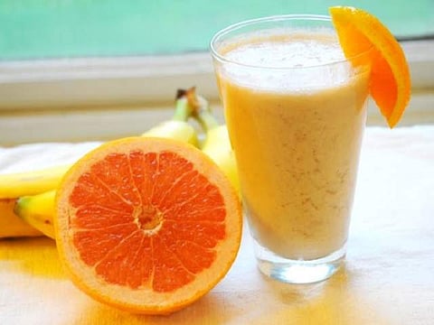 மாக்டெய்ல் ரெஸிப்பி: டேட்ஸ்  பனானா ஆரஞ்சு  ஸ்மூத்தி! 