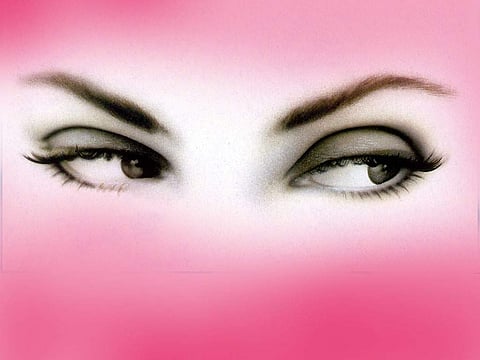 பாலில் விழுந்த திராட்சை போன்ற அழகான கண்களுக்கு!