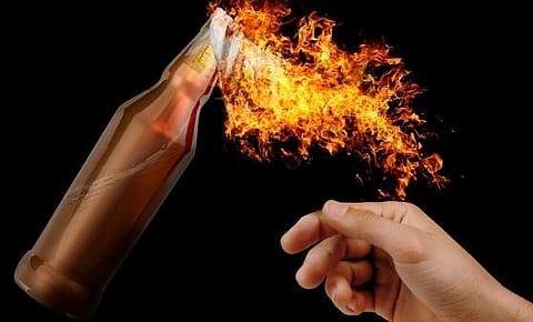 காரைக்குடி அருகே ஆர்.எஸ்.எஸ் பிரமுகர் வீட்டில் பெட்ரோல் குண்டு வீச்சு