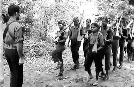 கேரள மாநிலம், படுக்கா வனப் பகுதியில் மாவோயிஸ்டுகள், சிறுவர்களுக்கு துப்பாக்கிப் பயிற்சி அளிப்பதாக அந்த மாநில போலீஸாரால் வெளியிடப்பட்ட கட்செவி அஞ்சல் (வாட்ஸ் அப்) படம்.