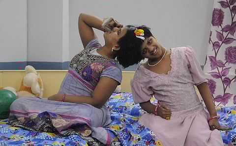 11 ஆண்டுகள் மருத்துவமனை வாசத்தை முடித்து விடுதிக்குச் சென்ற ஒட்டிப்பிறந்த இரட்டையர்