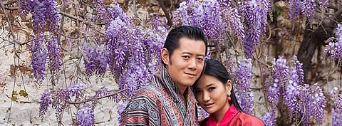 ரமணிசந்திரன் நாவல் போல ரொமாண்டிக்காக அசத்தும் பூடான் மன்னரின் காதல் கதை!