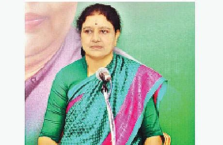 அதிமுக நிர்வாகிகளிடம் ஆலோசனை நடத்திய கட்சியின் பொதுச்செயலர் வி.கே.சசிகலா.