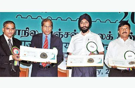 அஞ்சல் துறையின் மாநில அளவிலான தபால் தலை கண்காட்சி தொடக்க விழாவில் சிறப்பு அஞ்சல் உறையை வெளியிடும் கைத்தறி மற்றும் துணிநூல் துறை முதன்மைச் செயலர் ஹர்மந்தர் சிங். உடன் (இடமிருந்து) தலைமை தபால் துறை அதிக