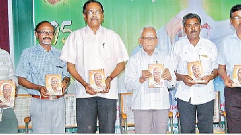 பாளையங்கோட்டையில் சனிக்கிழமை நடைபெற்ற கி.ராஜநாராயணனின் 95 -ஆவது பிறந்த நாள் விழாவில்  வெளியிடப்பட்ட 'கிரா என்றொரு கீதாரி' என்ற புத்தகத்துடன் எழுத்தாளர்கள் வண்ணதாசன், பா.செயப்பிரகாசம் உள்ளிட்டோர்.