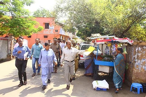 ஆளுநர் கிரண்பேடி ஆய்வு: வீட்டு வாசலில் குப்பை போட்ட உரிமையாளருக்கு அபராதம்