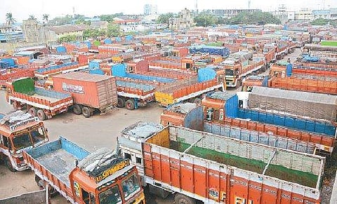 லாரி உரிமையாளா்கள் வேலைநிறுத்தம்: கா்நாடகத்துக்கு நாள் ஒன்றுக்கு ரூ.4,000 கோடி இழப்பு!