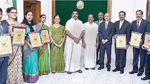 சுற்றுச்சூழல் பாதுகாப்பில் சிறந்து விளங்கிய மாவட்ட ஆட்சியர்களுக்கு பசுமை விருதுகள் வழங்கி கௌரவித்த முதல்வர் எடப்பாடி கே.பழனிசாமி.