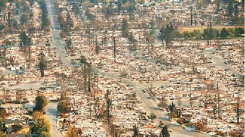 அமெரிக்காவின் கலிஃபோர்னியா மாகாணம், சான்டா ரோசாவில் தீக்கிரையான வீடுகள்.