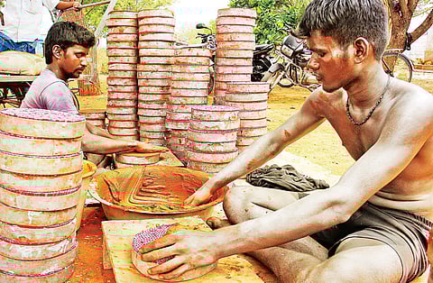 இவர்கள்தான் நம் தீபாவளியை வண்ணமயமாக்குகிறார்கள்!