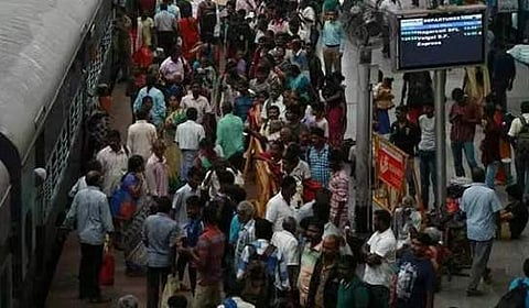 தீபாவளி விடுமுறை நிறைவு: பேருந்து, ரயில் நிலையங்களில் மக்கள் கூட்டம்
