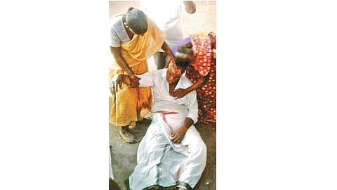 'அம்மா' திட்ட முகாமில் மயங்கி விழுந்த விவசாயி சடகோபன்.