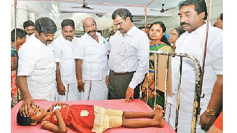 காய்ச்சலால் பாதிக்கப்பட்ட சிறுமியைப்  பார்வையிட்டு ஆறுதல் கூறிய அமைச்சர் சி.விஜயபாஸ்கர். உடன்,  அமைச்சர் பா.பெஞ்சமின், ஆட்சியர் பா.பொன்னையா, எம்.பி. மரகதம் குமரவேல் உள்ளிட்டோர்.