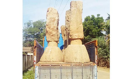 போலீஸார் கைப்பற்றியுள்ள பழங்கால கல் செக்குகள்.