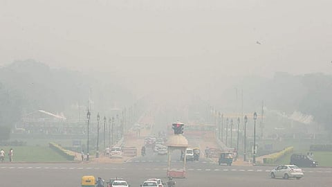 தில்லியில் இந்தியா கேட் பகுதியை மறைக்கும் அளவுக்கு ராஜபாதை சாலையில் சூழ்ந்து காணப்படும் பனிப்புகைமாசு. நாள்: வெள்ளிக்கிழமை