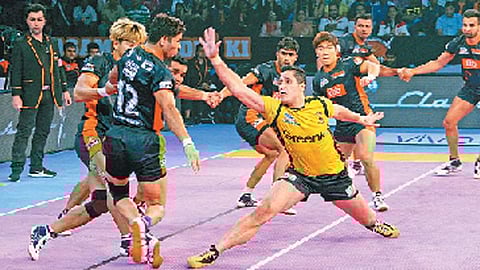 பாய்ந்து சென்று புள்ளியைக் கைப்பற்ற முனையும் தெலுகு வீரர்.