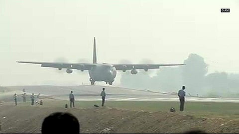 சாலையில் இறங்கிய போர் விமானங்கள்: வியக்க வைத்த இந்திய விமானப்படை சாகசம்!