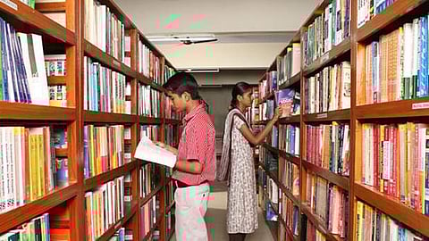 உயர்கல்வி உதவித் தொகை குறைப்பு: தவிப்பில் எஸ்சி, எஸ்டி மாணவர்கள்!