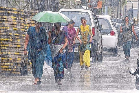 தமிழகத்தில் மேலும் 5 நாட்களுக்கு இடியுடன் கூடிய கனமழை நீடிக்கும்: இந்திய வானிலை ஆய்வு மையம் எச்சரிக்கை!