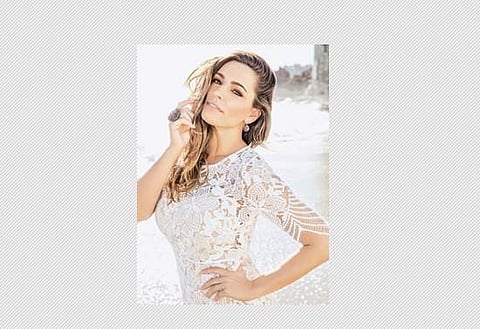 அழகான உடல் அமைப்பு கொண்ட இங்கிலாந்து மாடல் அழகி