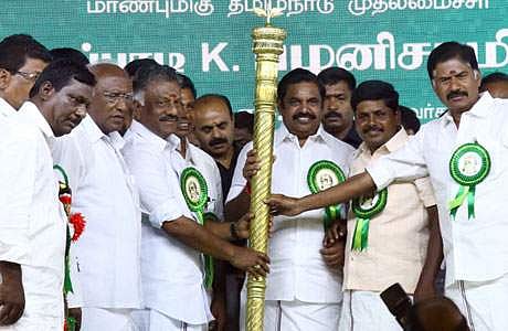 தேனியில் வியாழக்கிழமை நடைபெற்ற எம்.ஜி.ஆர். நூற்றாண்டு விழாவில் முதல்வர் எடப்பாடி கே.பழனிசாமி, துணை முதல்வர் ஓ.பன்னீர்செல்வம் ஆகியோருக்கு நினைவு பரிசாக செங்கோல் வழங்கும் அதிமுக நிர்வாகிகள்.