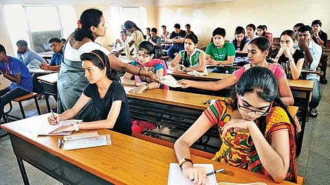 10-ஆம் வகுப்பில் தேர்ச்சி பெற்றவர்கள் நேரடியாக +2 தேர்வை தனித்தேர்வராக எழுத முடியாது 