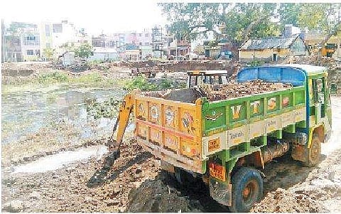 ரெட்டிக் குளத்தை சீரமைக்கும் பணியில் பொக்லைன் இயந்திரம்.