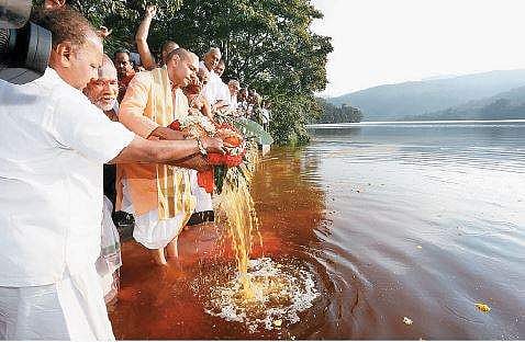 நீர்த் தேக்கத்தில் கங்கா பூஜை செய்த தேவஸ்தான நிர்வாகிகள்.